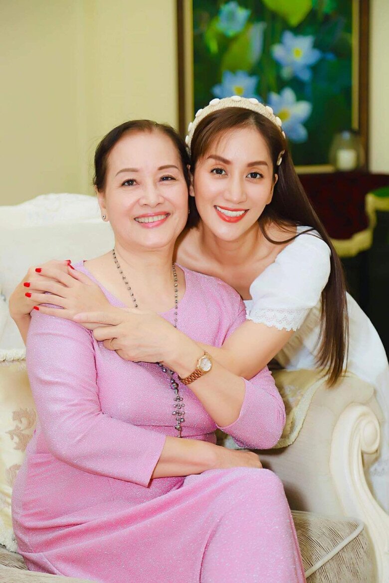 Mẹ Khánh Thi đẹp quý phái, sang trọng ở tuổi U80.