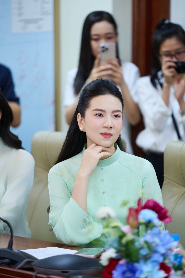 Nữ MC dần quay lại với công việc.