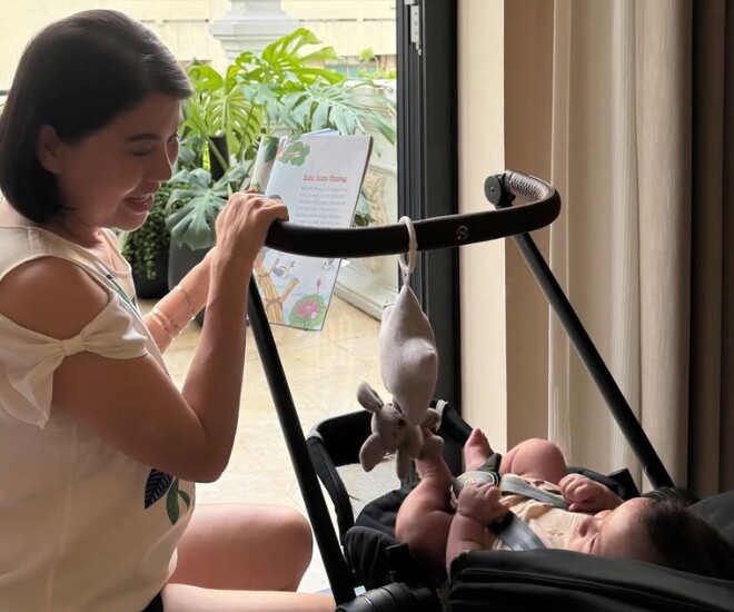Mai Ngọc khoe cảnh mẹ ruột chăm sóc cháu ngoại vào cuối tuần.