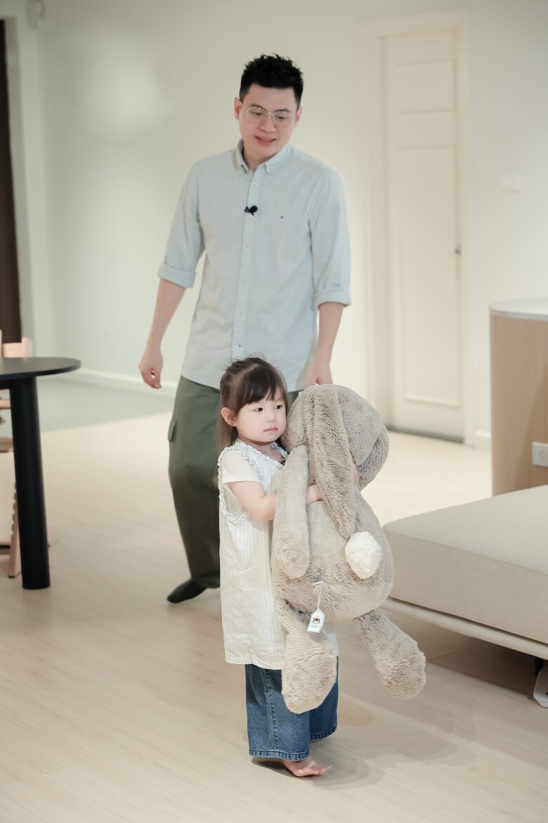 Long Hạt Nhài được khen vì cách ứng phó khi bé Pam bước vào độ tuổi nhạy cảm.