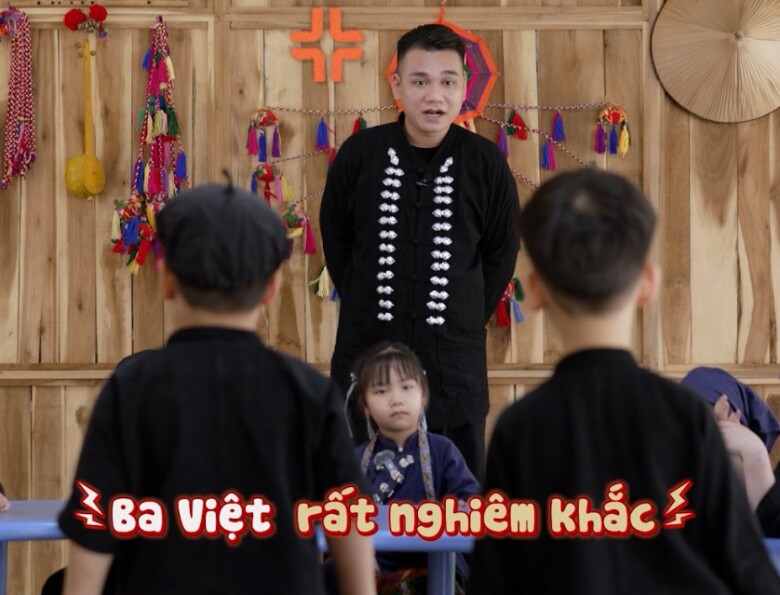 Khắc Việt nghiêm khắc khi dạy các con.