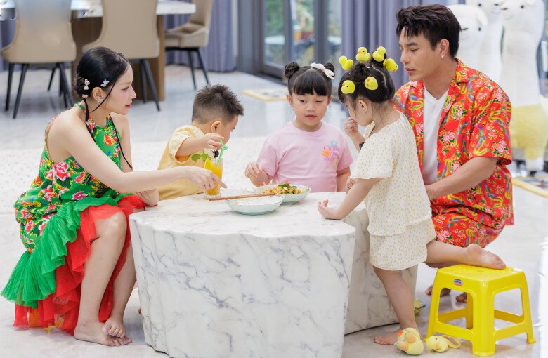 Khả Như trở thành bảo mẫu “bất đắc dĩ” cho 3 con của Lê Dương Bảo Lâm. 
