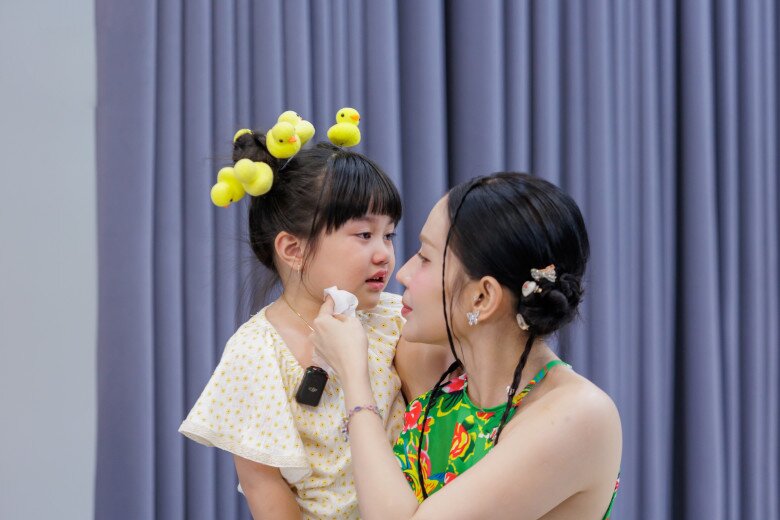 Khoảnh khắc Khả Như dỗ dành Bảo Ngọc khiến nhiều khán giả xúc động.