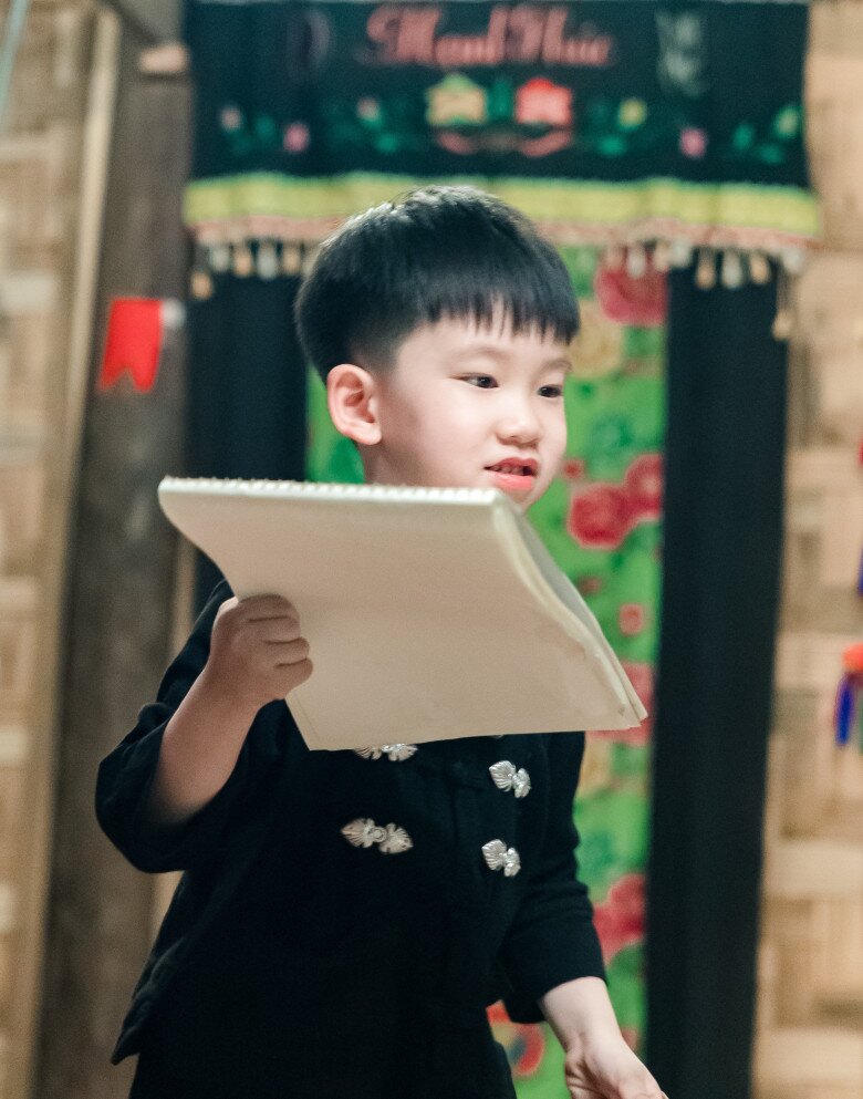 Quý tử nhà Khắc Việt bộc lộ tính cách hài hước, hiếu động.
