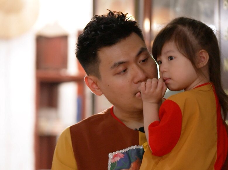Bé Pam bị khủng hoảng tuổi lên 3, nhiều lần thay đổi tâm trạng, cảm xúc trong chương trình.