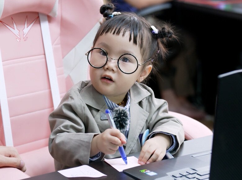 Biểu cảm đáng yêu của bé Sunii được khán giả quý mến.