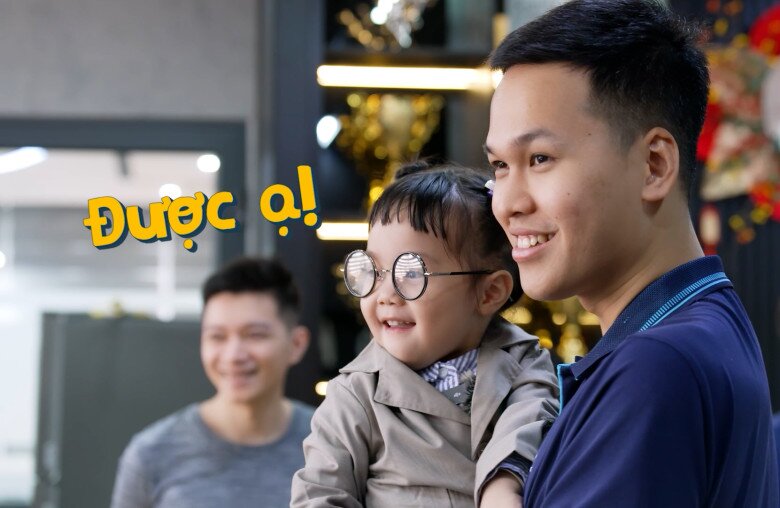 Chim Sẻ Đi Nắng lần đầu đưa con gái đến công ty làm việc.