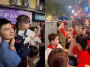 Giải trí - Gia đình Đỗ Mỹ Linh ở biệt thự mặt phố vẫn xuống đường xếp hàng xem diễu binh, ái nữ lanh lợi hệt bố doanh nhân