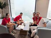 Giải trí - Con trai Hoa hậu Thùy Lâm như "người khổng lồ" khi chụp ảnh cùng gia đình, mới 14 tuổi đã sắp chạm ngưỡng 1m9