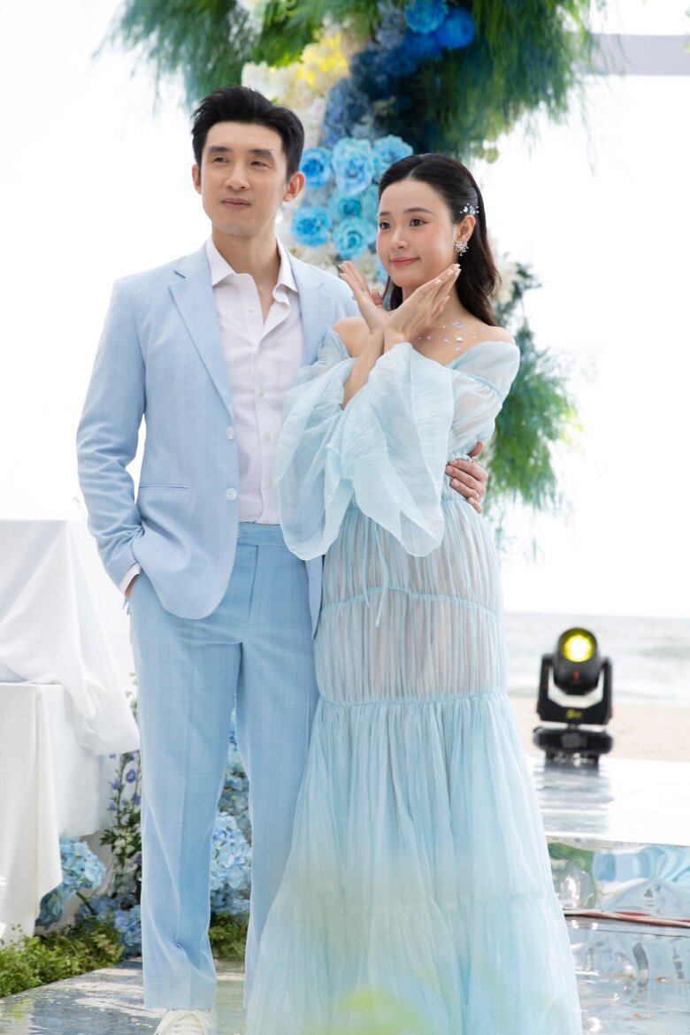 Tiệc kỷ niệm 1 năm ngày cưới của Midu và Minh Đạt được tổ chức ở bãi biển đầy chất ngôn tình.