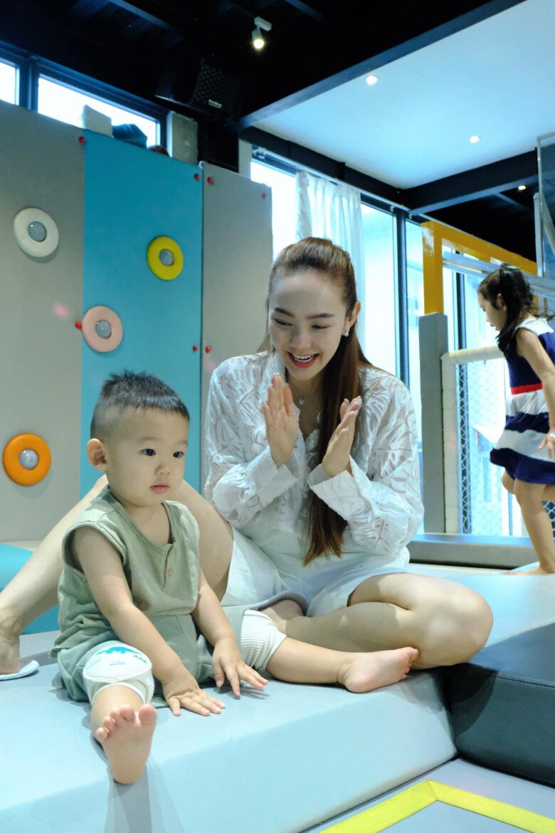 Minh Hằng được khen ngợi nuôi con khéo léo, khoa học.