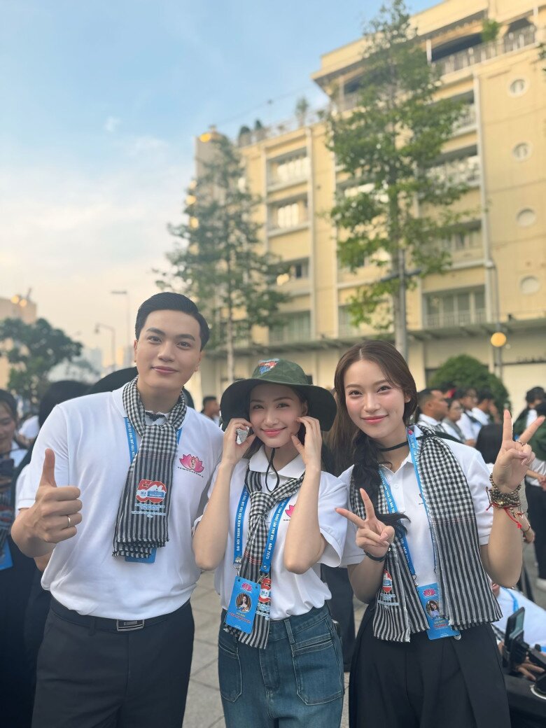 Vũ Hồng Sơn từng được tuyên dương Thanh niên tiên tiến làm theo lời Bác, cùng với dàn nghệ sĩ nổi tiếng.