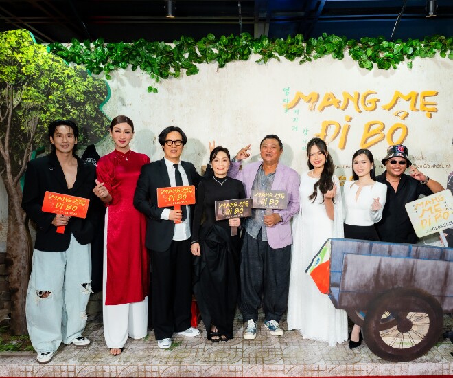 Dàn diễn viên phim “Mang Mẹ Đi Bỏ” ra mắt công chúng.