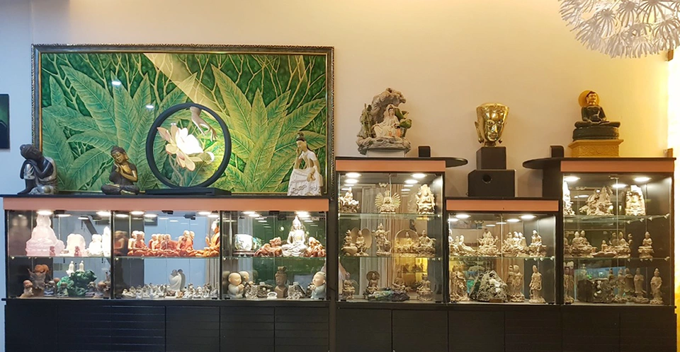 Nhiều bức tượng phật được trưng bày trong cơ ngơi của nữ NSND.