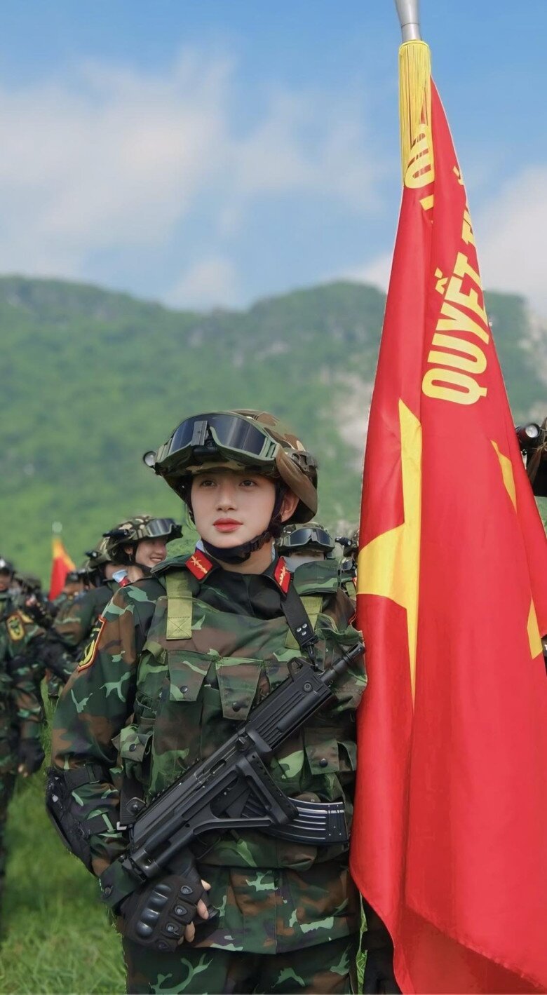 Bùi Phương Ngọc vinh dự được đi ở vị trí bảo vệ quân kỳ.