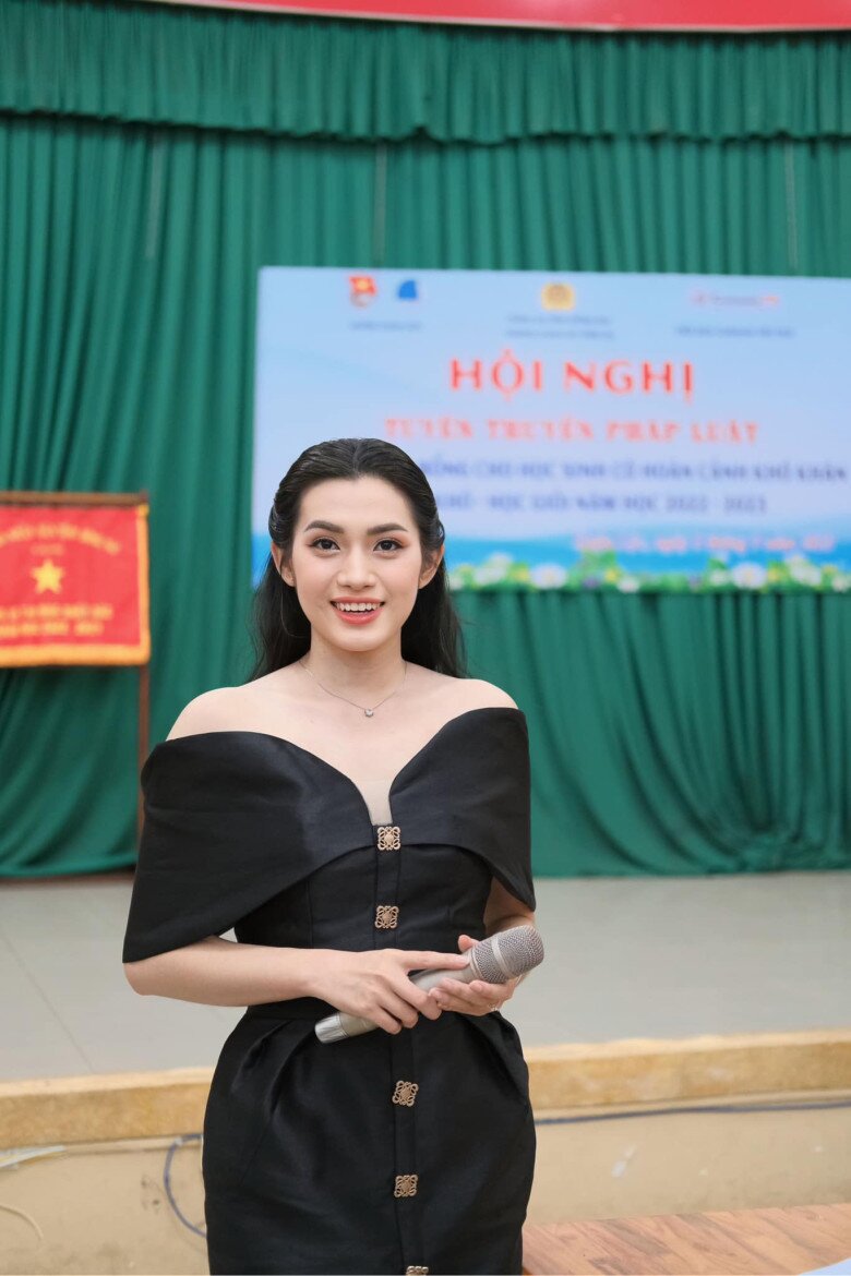 Bên cạnh đó, Bùi Phương Ngọc còn là người dẫn chương trình kiêm nhà sáng tạo nội dung.