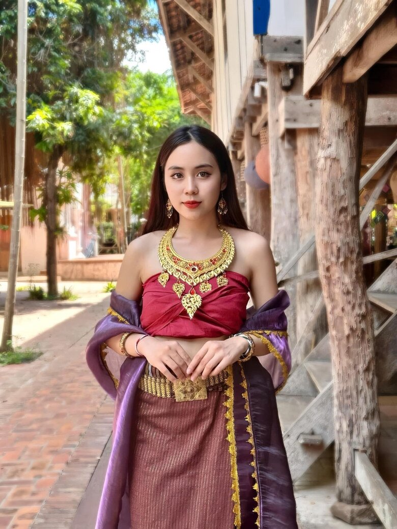 Người đẹp sinh năm 2001 chọn Việt Nam làm điểm đến học tập.