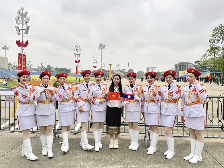 Nữ phóng viên rất thân thiện, thường xuyên giao lưu với các chiến sĩ thực hiện nhiệm vụ A80.