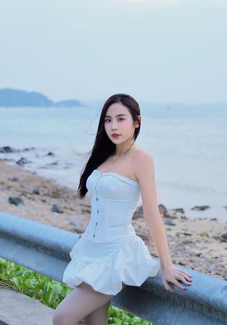 Nhan sắc đời thường trong trẻo, ngọt ngào của mỹ nhân sinh năm 2001.