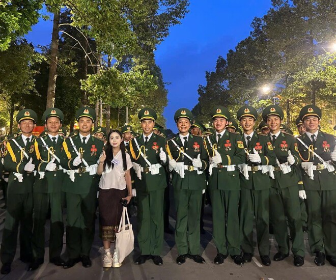 Nữ phóng viên người Lào “gây sốt” khi tác nghiệp ở lễ diễu binh, diễu hành.