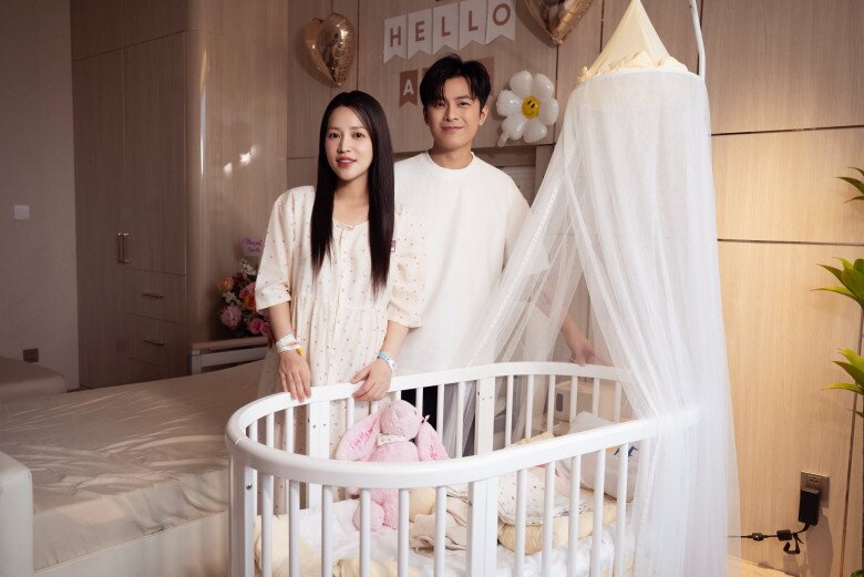 Puka và Gin Tuấn Kiệt đón con đầu lòng.