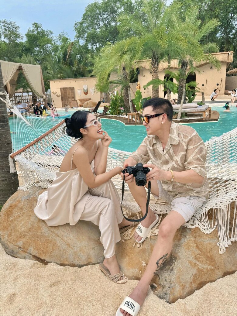 Quang Minh thường xuyên đưa bạn gái đi du lịch sang chảnh khắp nơi.