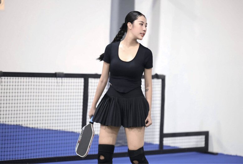 Người đẹp thường xuyên đi chơi pickleball để giữ dáng.