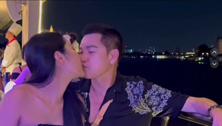 Cặp đôi ngọt ngào khóa môi nhau trên du thuyền trong chuyến du lịch Thái Lan.