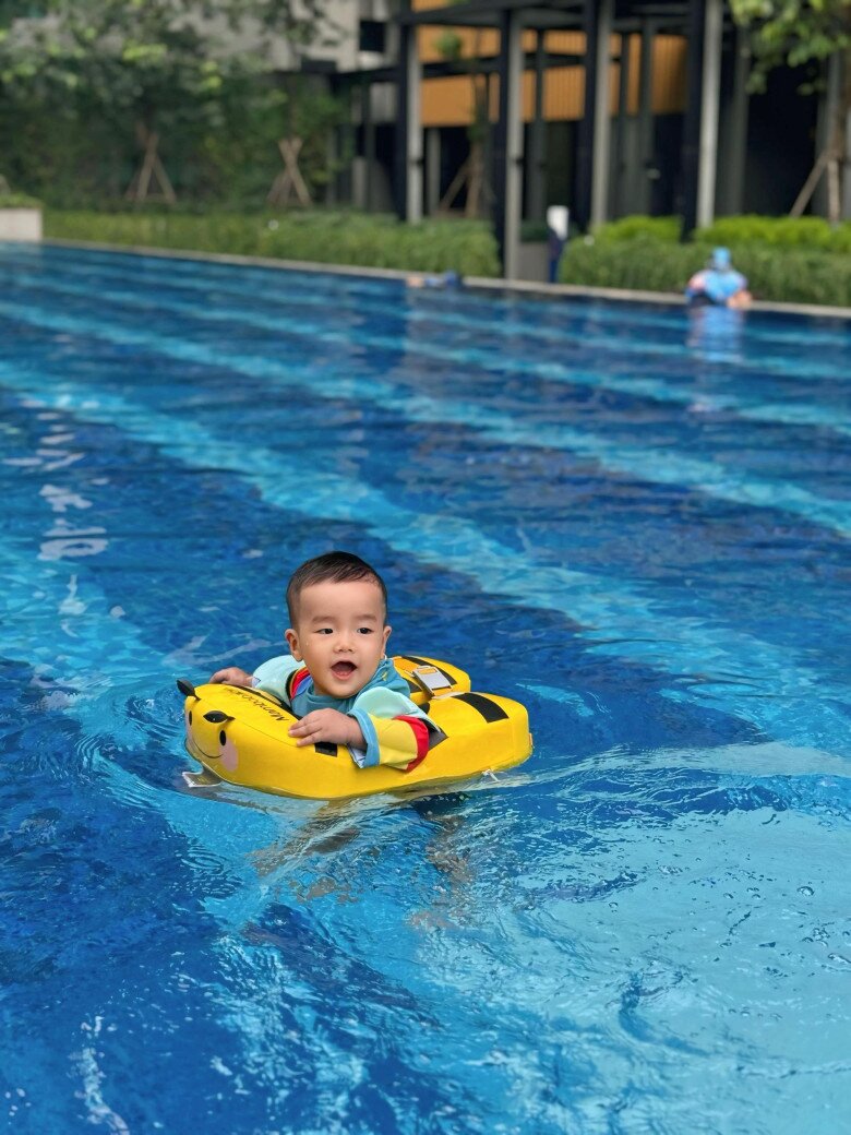 Bé Dustin hào hứng, thích thú khi được bố cho đi tập bơi.