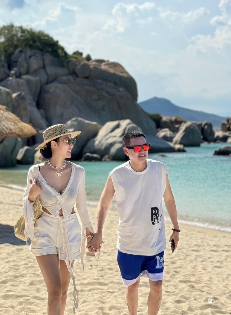 Quang Minh được khán giả khen ngợi ngày càng trẻ trung từ khi ở bên bạn gái kém 37 tuổi.