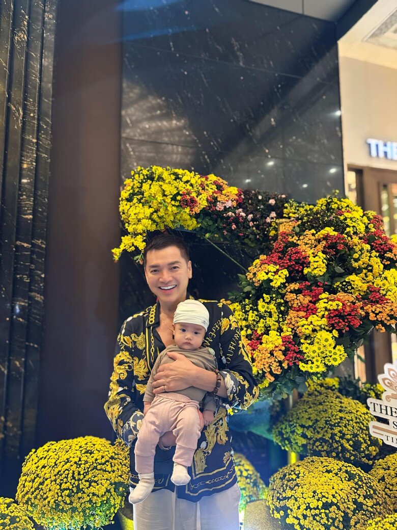 Quang Minh không ngờ cuối đời lại có được con trai, thương bé thiệt thòi vì bố không còn trẻ.