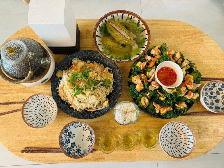 Tăng Khánh Chi đảm đang, nấu mâm cơm tươm tất cúng giỗ bố ruột Quang Minh.