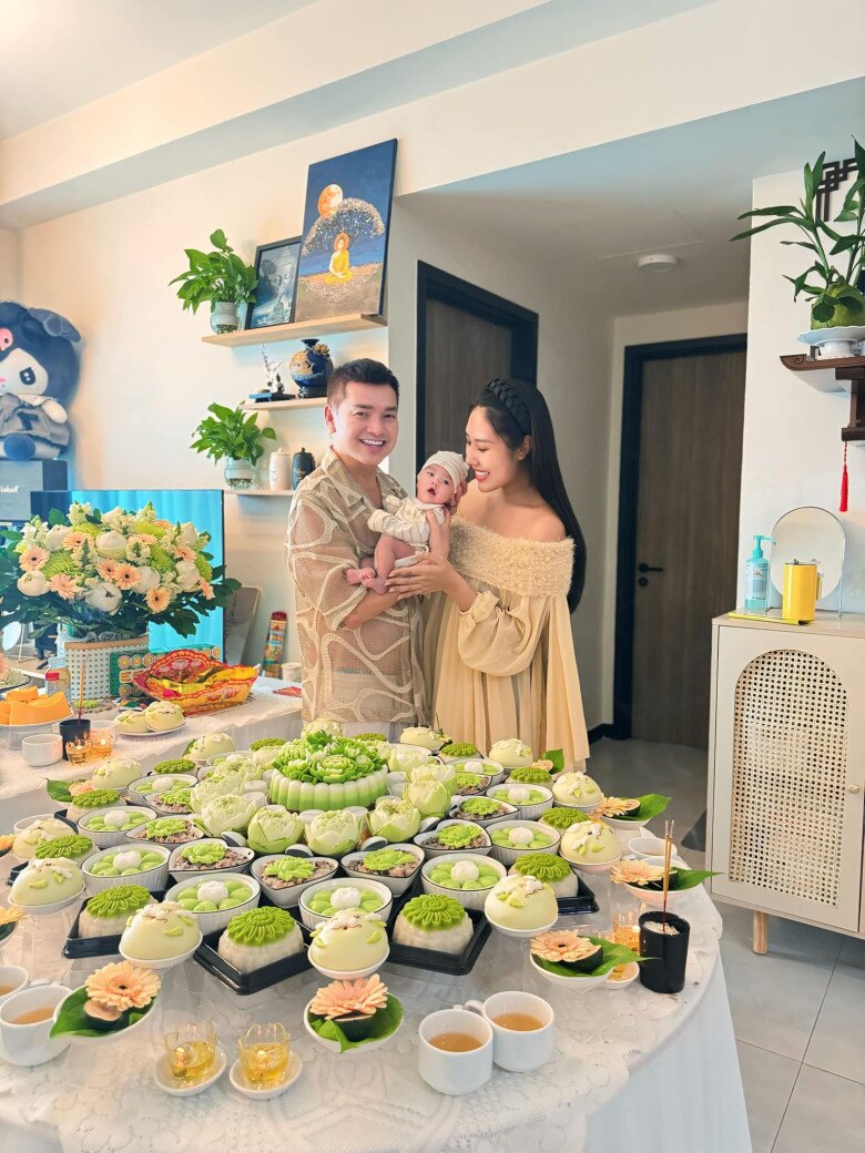 Quang Minh đón con trai chung với bạn gái kém tuổi.