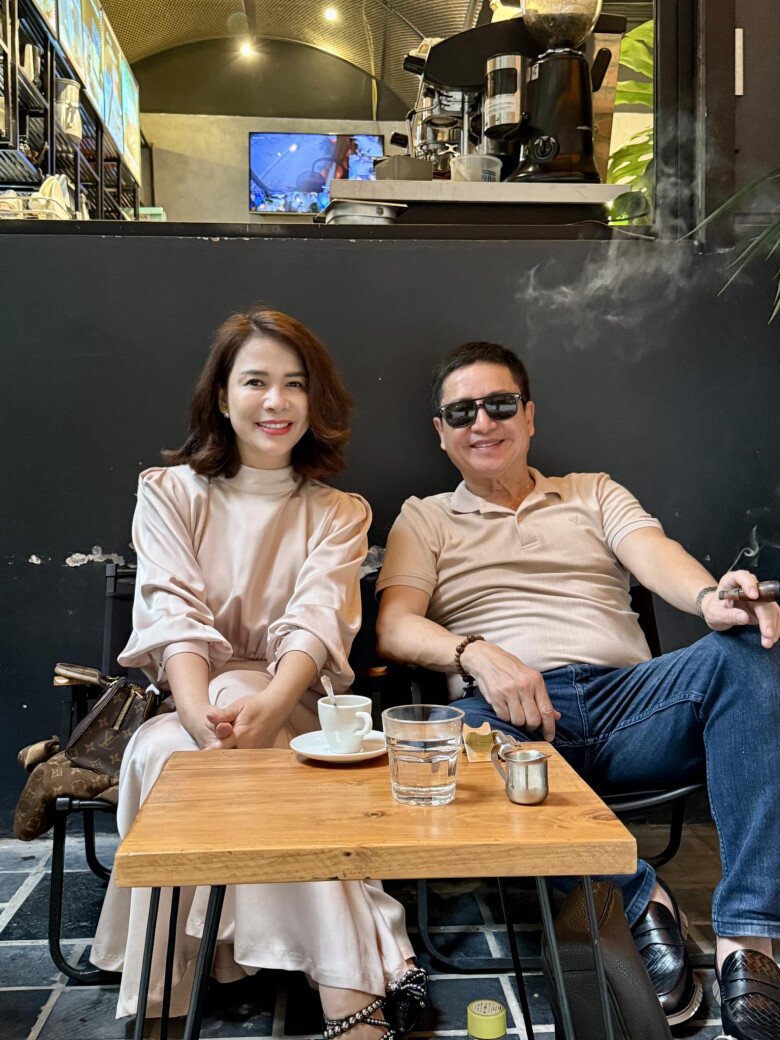 Hiện tại, nam nghệ sĩ đang có cuộc sống hạnh phúc bên bạn gái kém 18 tuổi.