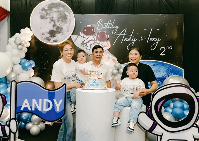 2 con trai song sinh đáng yêu của nàng hậu.