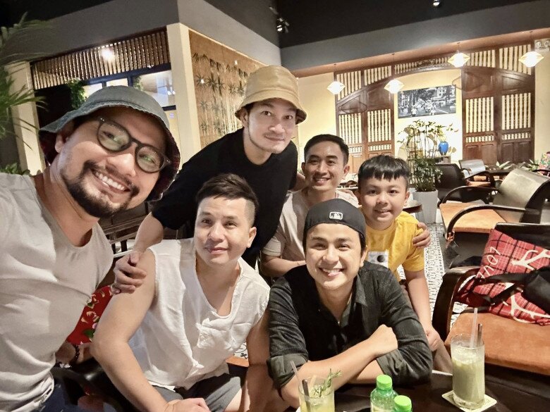 Bé Happy thích thú, vui mừng khi được gặp gỡ nhiều nghệ sĩ.