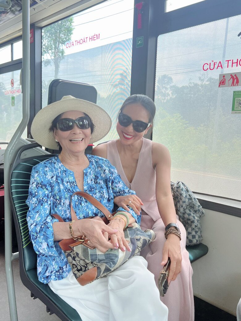 Khánh Ngọc lo lắng cho sức khỏe của mẹ, không thể ở bên vì khoảng cách địa lý.