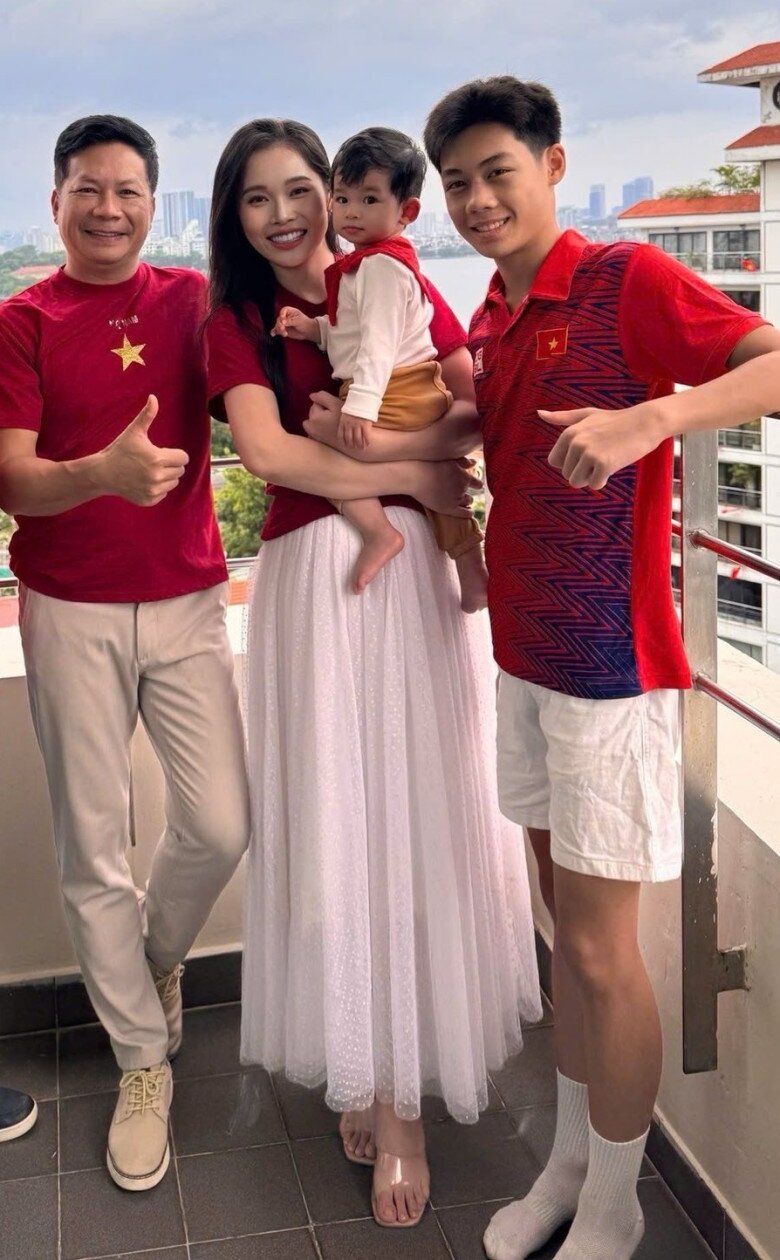 Á hậu Thu Trang thân thiết chụp ảnh với con riêng của chồng.