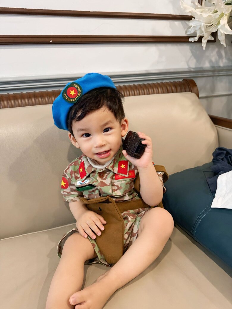 Con trai út đáng yêu của Shark Hưng được cho mặc trang phục mô phỏng quân phục.