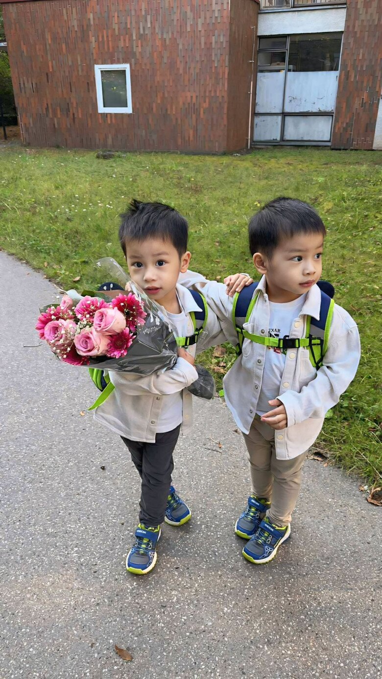 Cặp song sinh đáng yêu nhà nam doanh nhân.