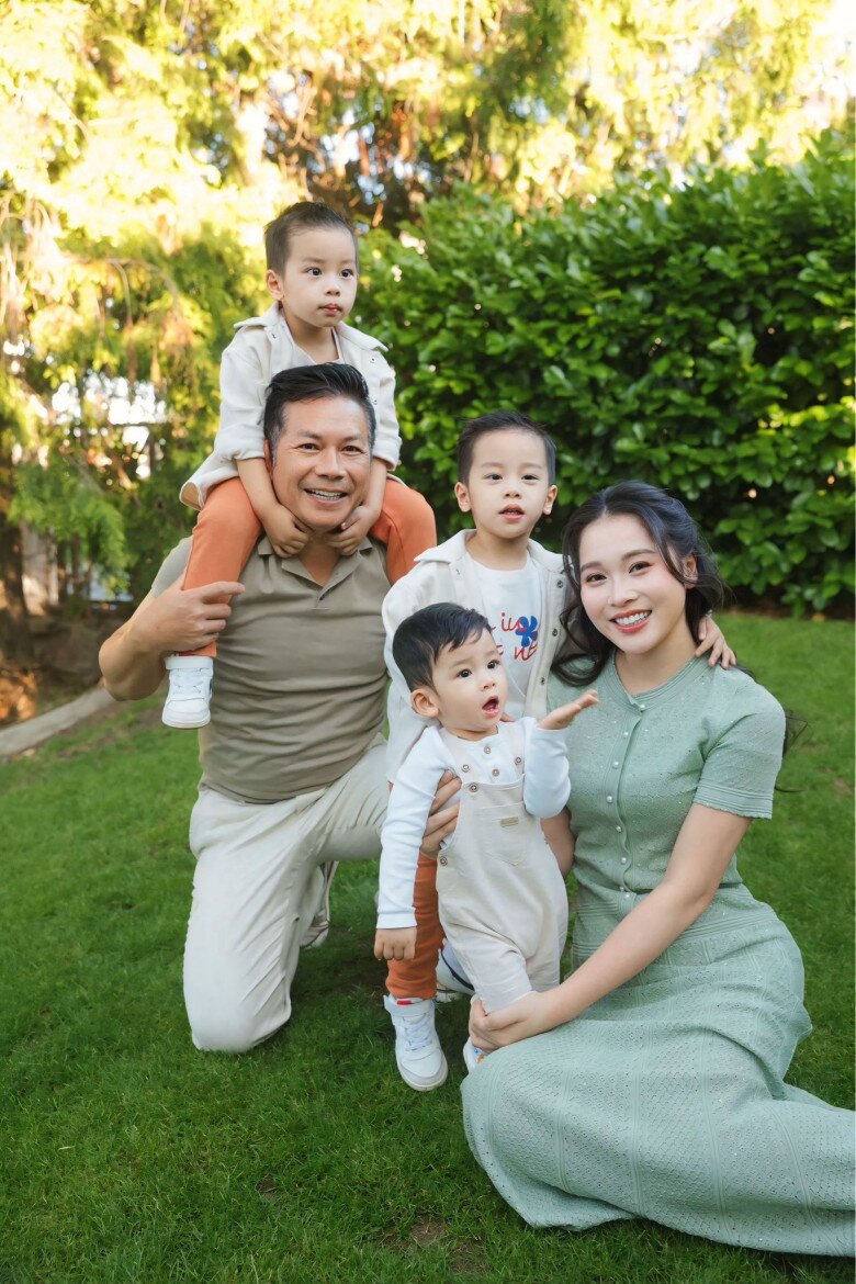 Các con chung của Shark Hưng và Á hậu Thu Trang.