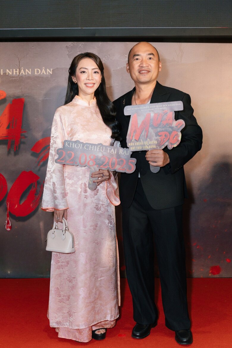 Thu Trang và Tiến Luật rạng rỡ tại sự kiện.