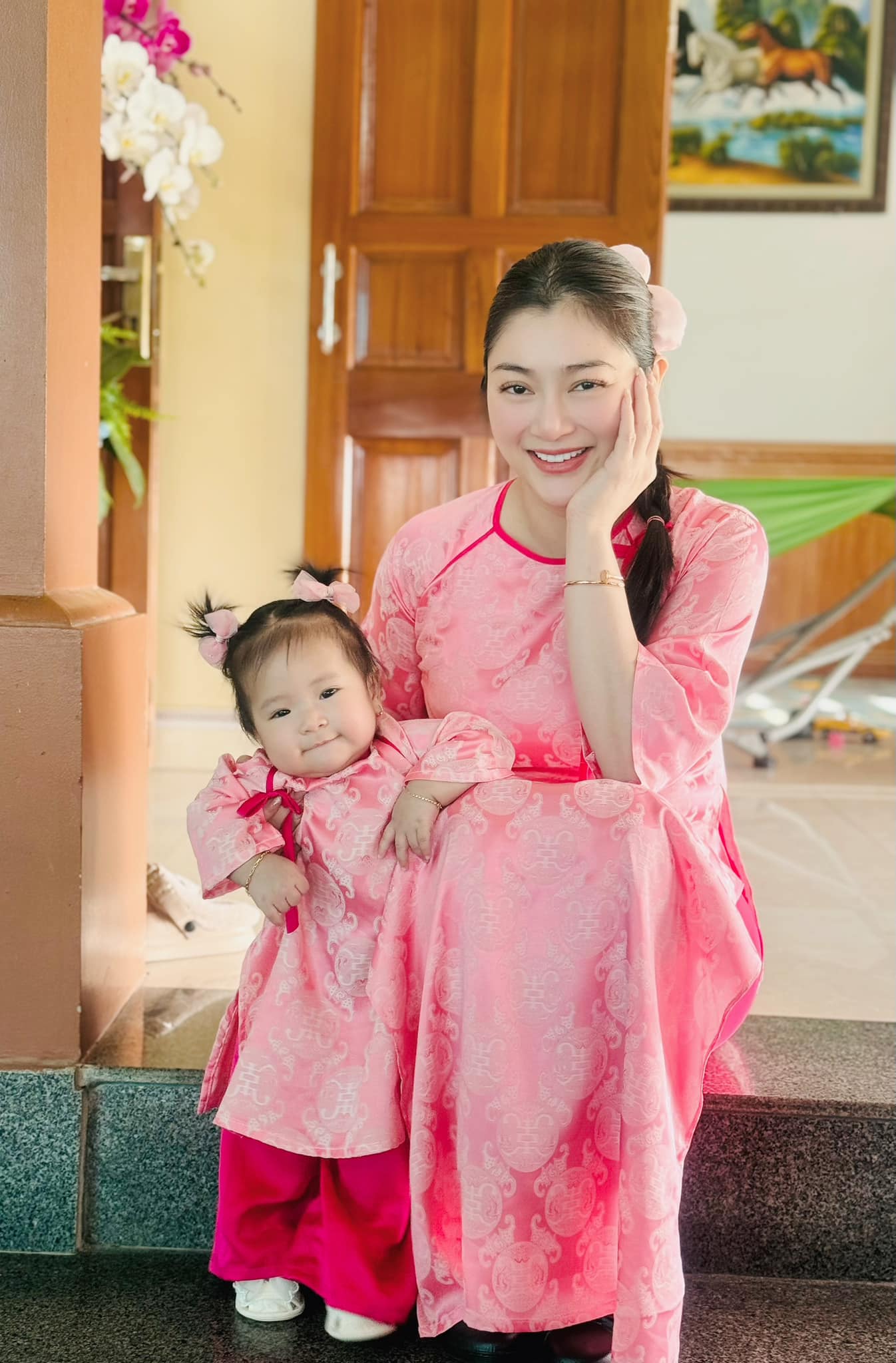 Nữ diễn viên được ông xã đỡ đần trong việc chăm sóc con cái.