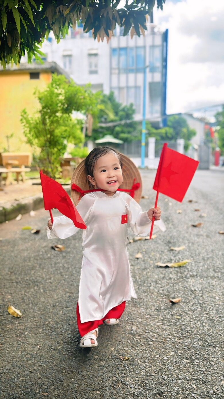 Con gái đầu lòng của Thanh Trúc được nhận xét là “bản sao” Châu Khải Phong.