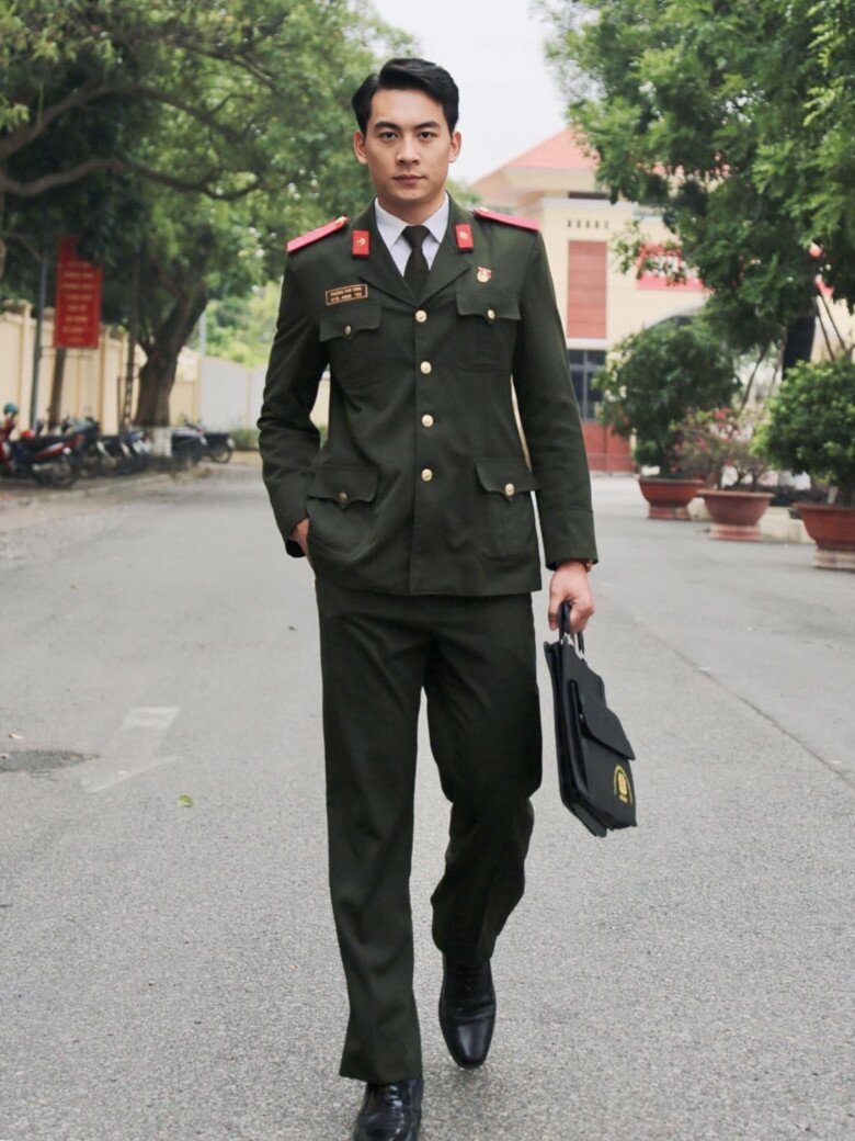 Ngoại hình điển trai của nam chiến sĩ khiến dân tình xuýt xoa.