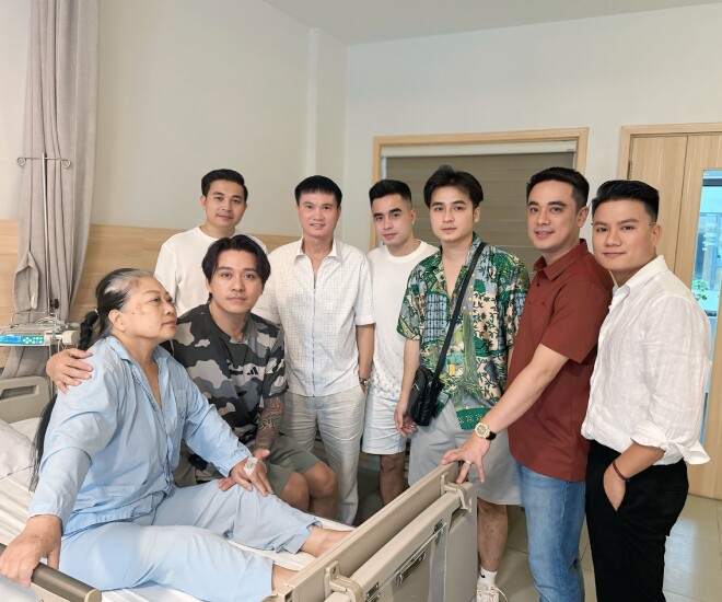 Tuấn Hưng đau xót khi chứng kiến mẹ mắc bạo bệnh.