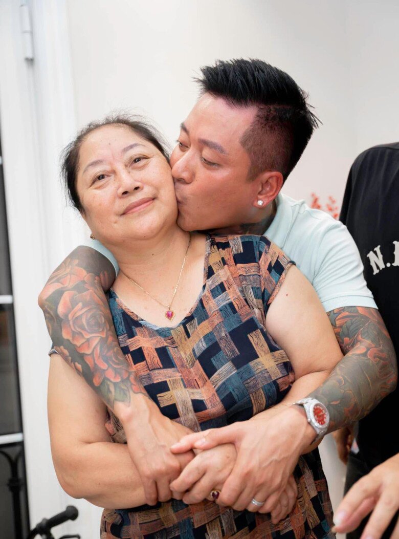 Đối với Tuấn Hưng, mẹ ruột là người tuyệt vời nhất.