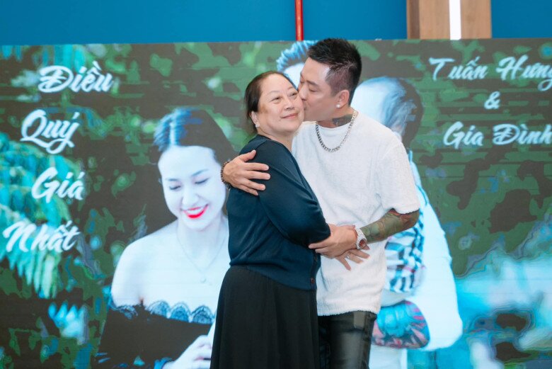 Mẹ ruột hỗ trợ, đồng hành cùng Tuấn Hưng vượt qua nhiều biến cố.