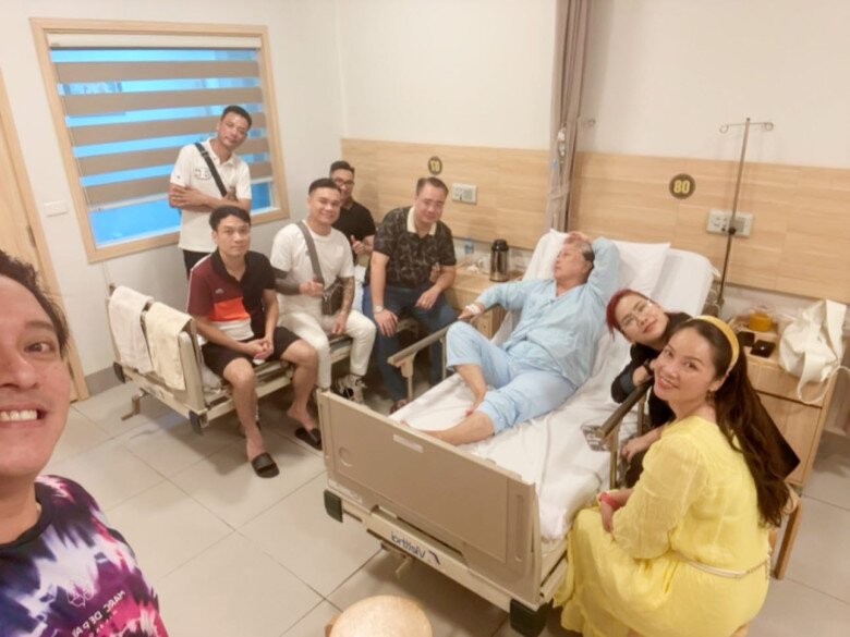 Bạn bè của nam ca sĩ vào viện thăm bệnh.