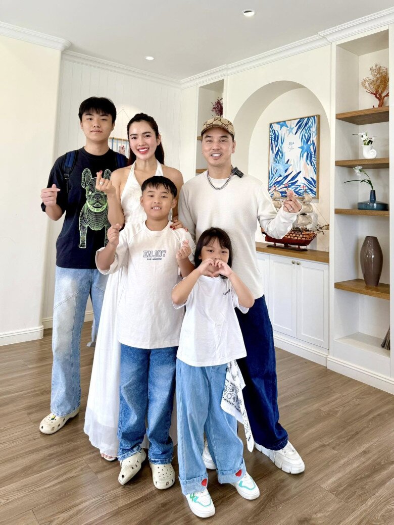 Gia đình hạnh phúc của Ưng Hoàng Phúc và Kim Cương.